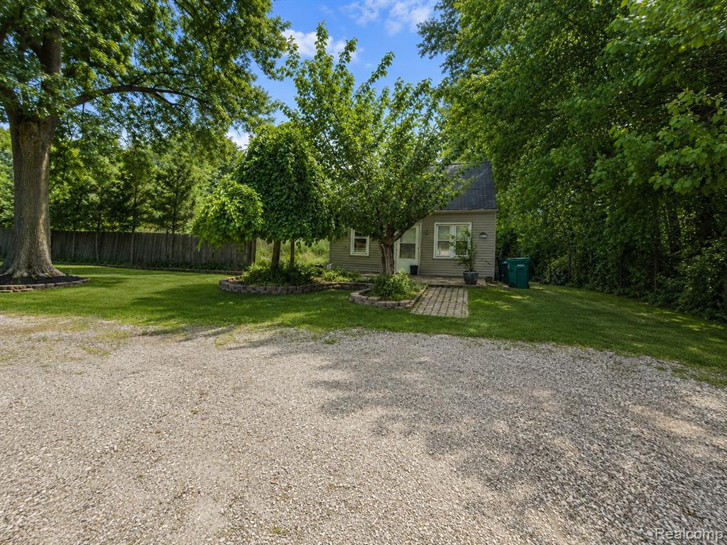 6851 Merriman Road Property Photo 1