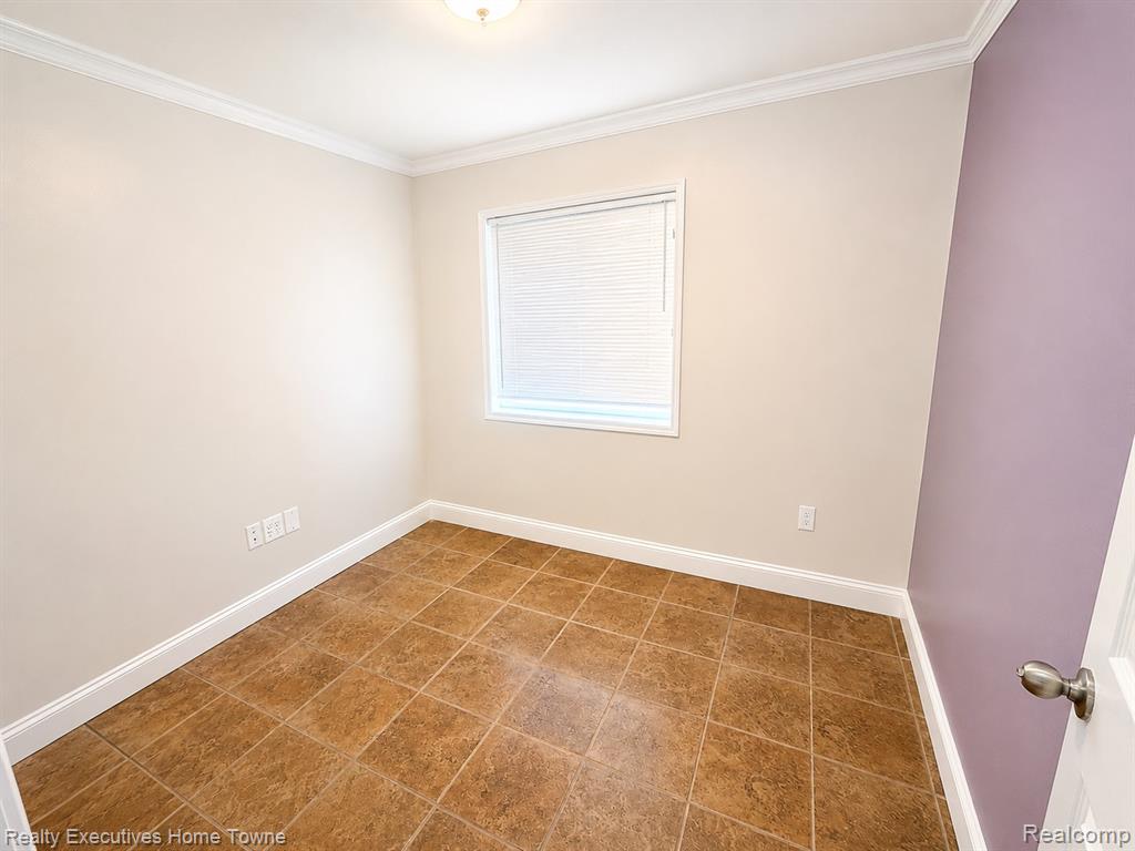 1097 S Lapeer Road Property Photo 8