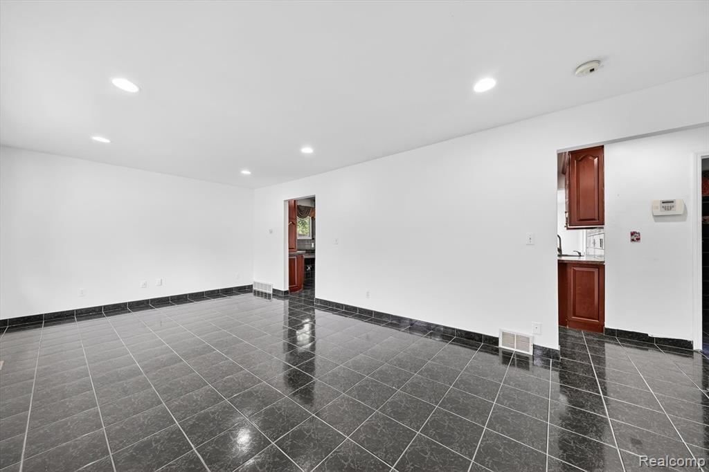 8452 Doncaster Dr Property Photo 9