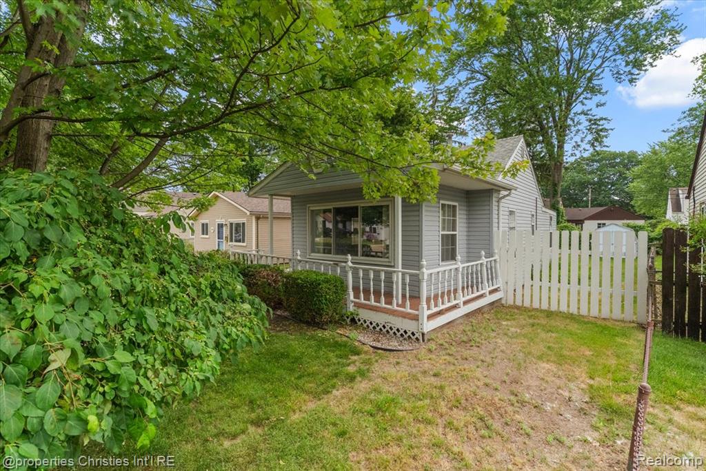 27428 Townley Street Property Photo 5