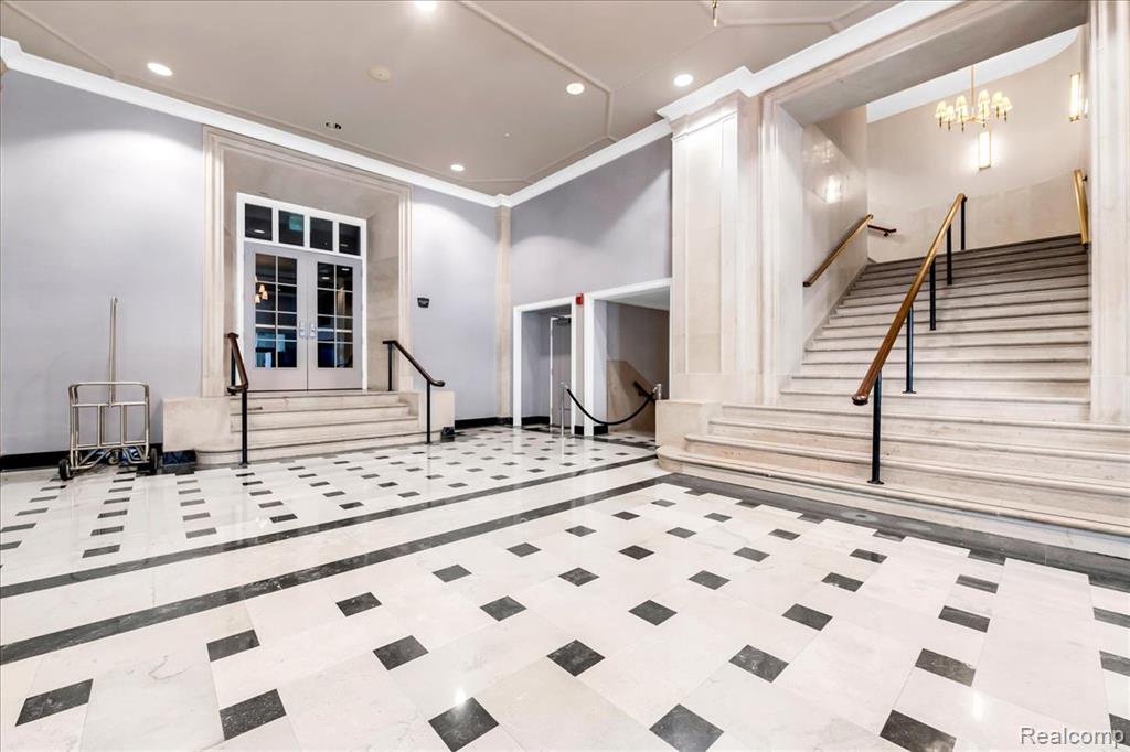 525 W Lafayette Boulevard Property Photo 2