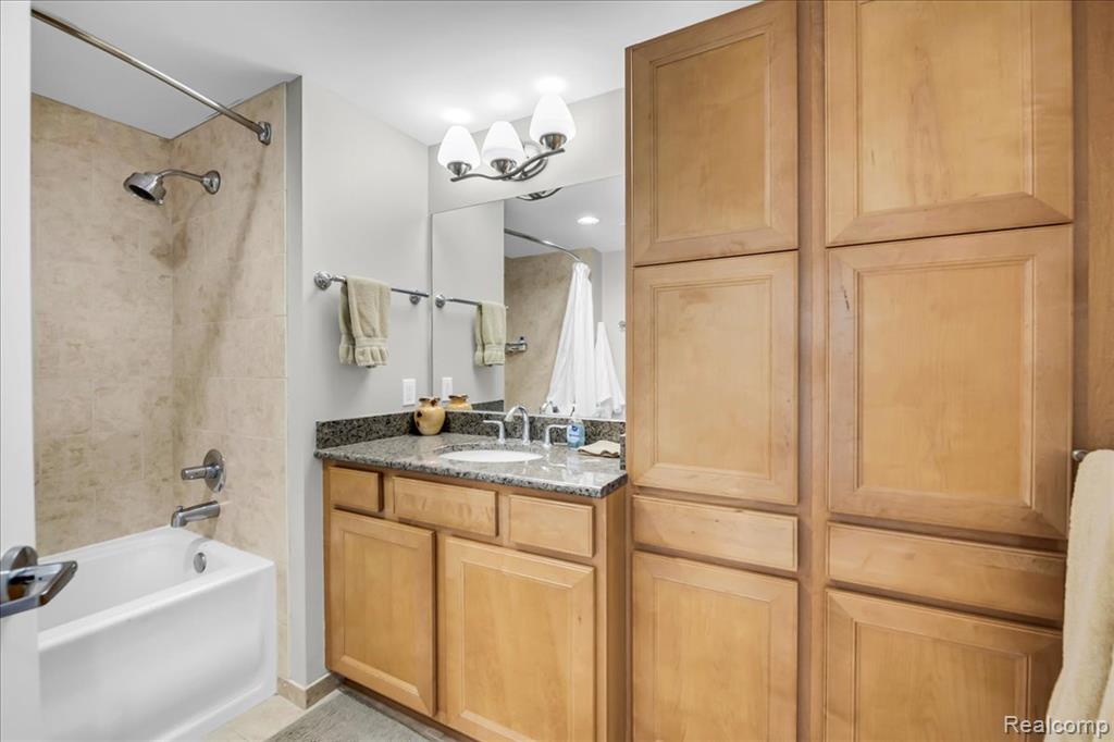 525 W Lafayette Boulevard Property Photo 6