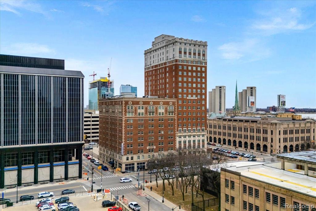 525 W Lafayette Boulevard Property Photo 8