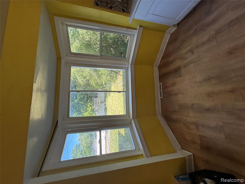 16705 Plainview Avenue Property Photo 6
