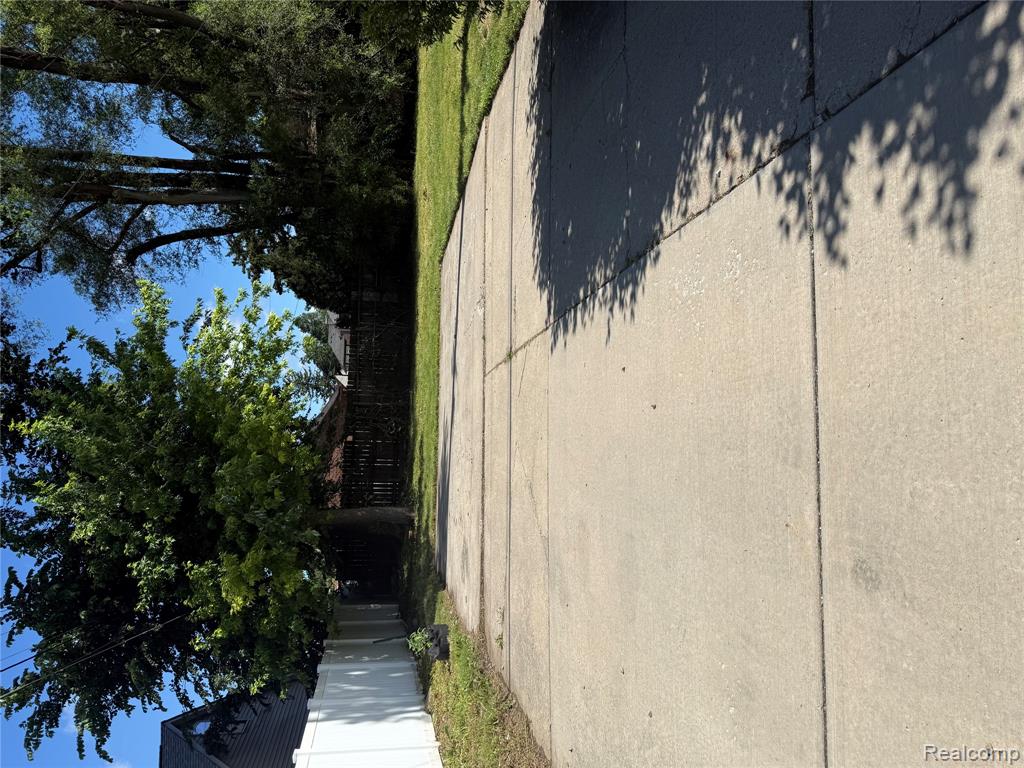 16705 Plainview Avenue Property Photo 9