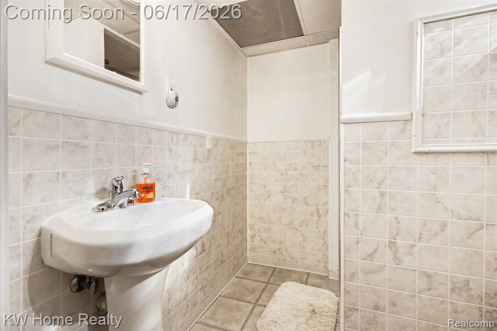 18426 Winthrop Street Property Photo 13
