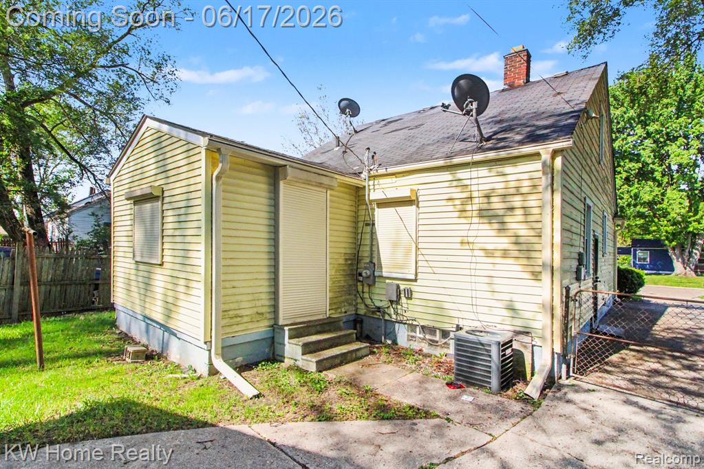 18426 Winthrop Street Property Photo 15