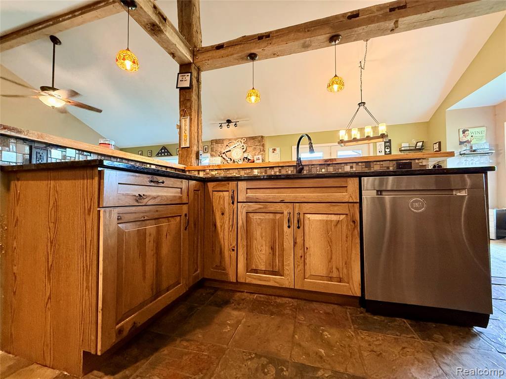 2543 Greenwood Road Property Photo 10