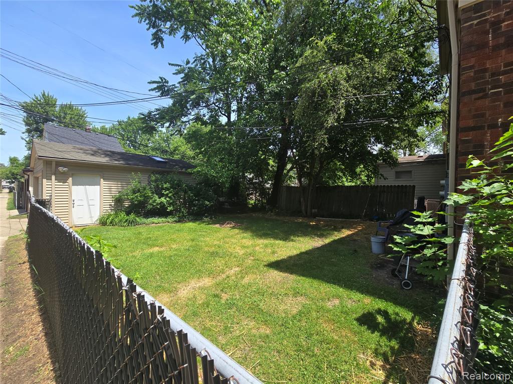 903 E 3rd Street Property Photo 18