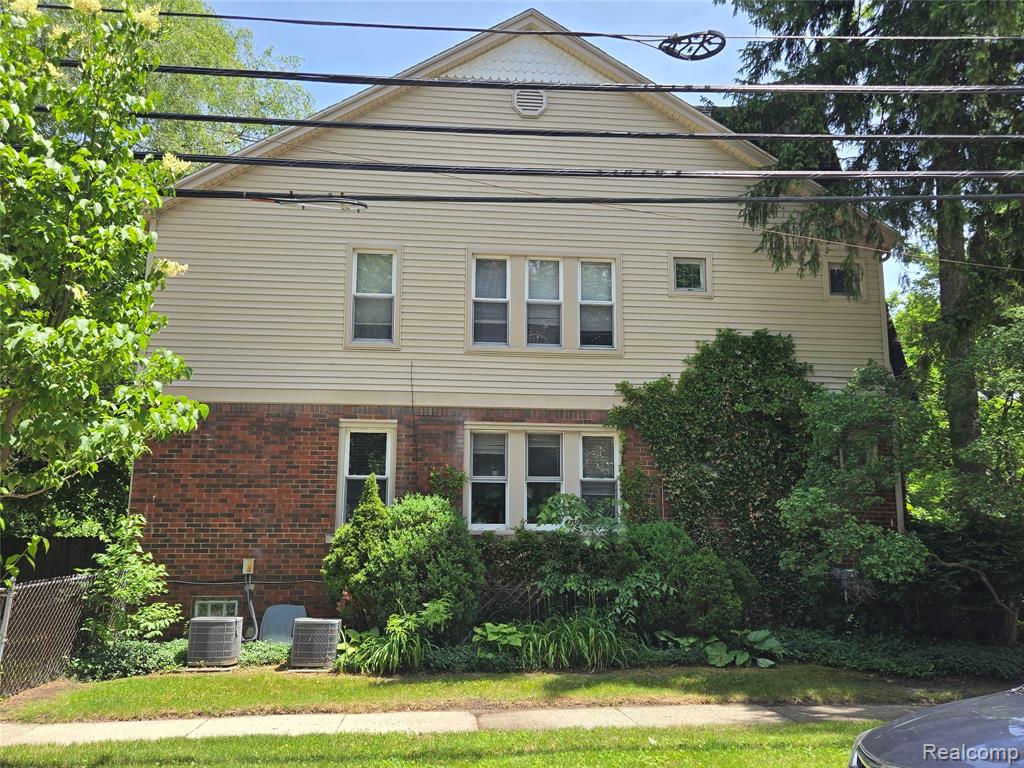 903 E 3rd Street Property Photo 20