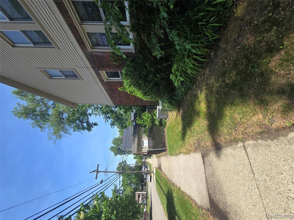 903 E 3rd Street Property Photo 22