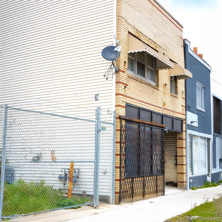 19510 W Warren Avenue Property Photo 4