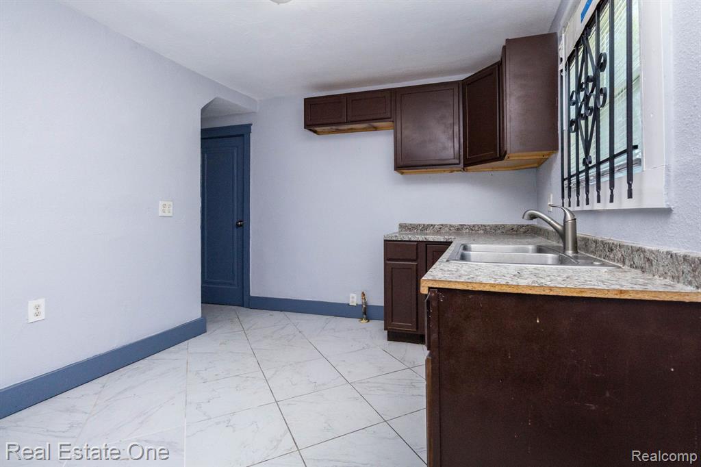 6427 Linsdale Street Property Photo 9