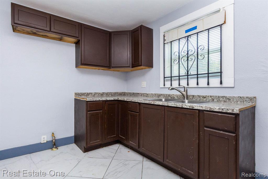 6427 Linsdale Street Property Photo 10