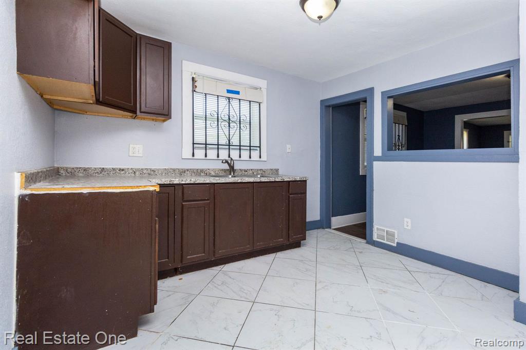 6427 Linsdale Street Property Photo 11