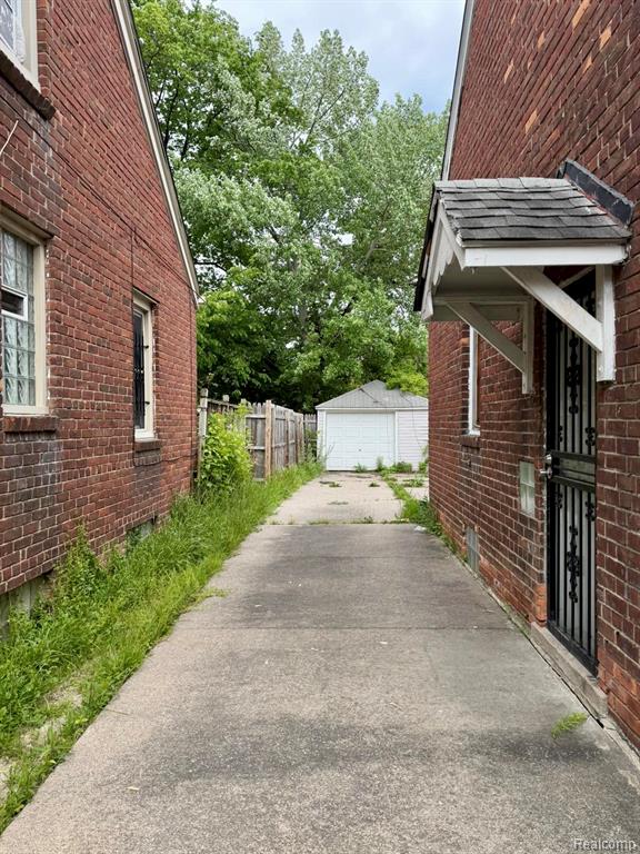 11696 Glastonbury Avenue Property Photo 3