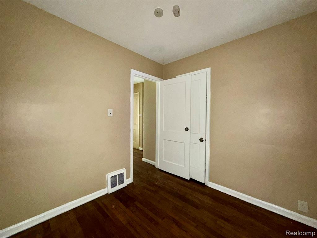 11696 Glastonbury Avenue Property Photo 4
