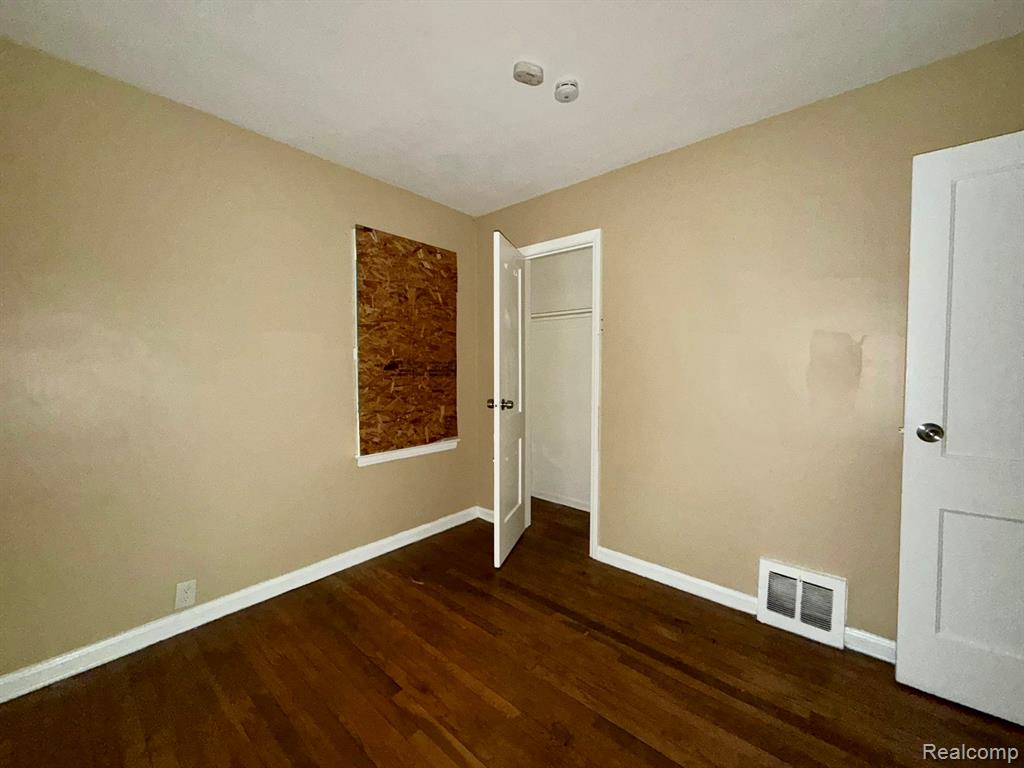 11696 Glastonbury Avenue Property Photo 5