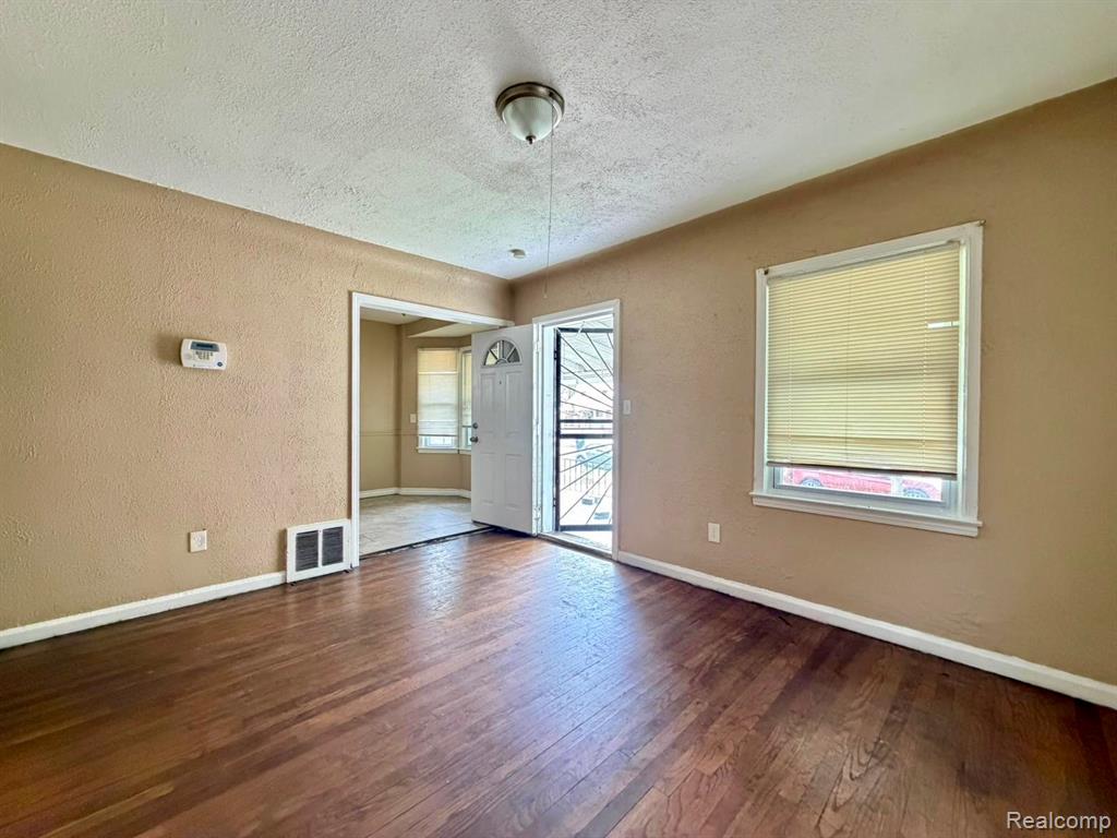 11696 Glastonbury Avenue Property Photo 7