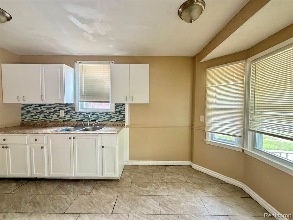 11696 Glastonbury Avenue Property Photo 8