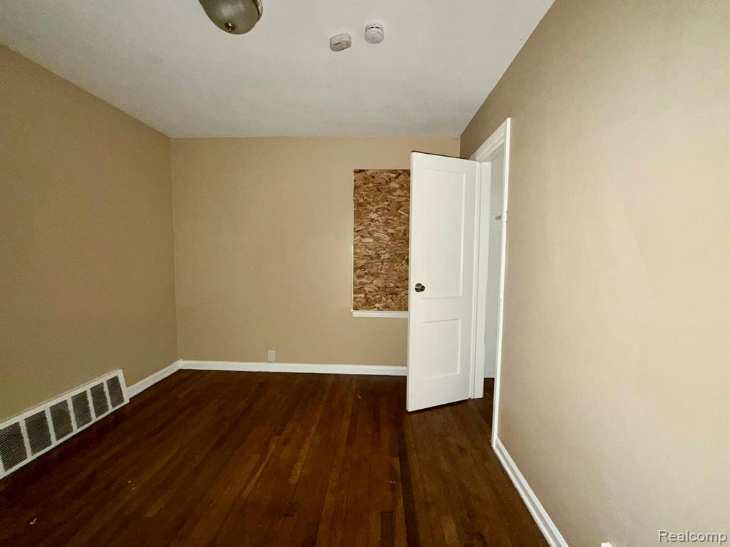 11696 Glastonbury Avenue Property Photo 11