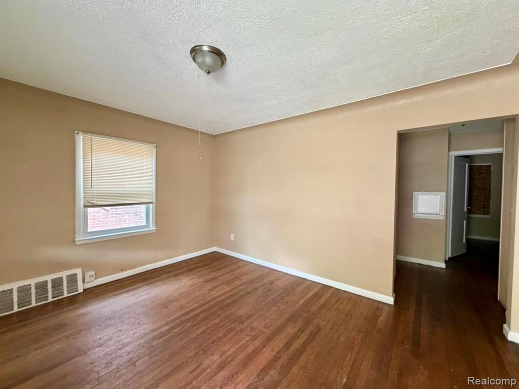 11696 Glastonbury Avenue Property Photo 14