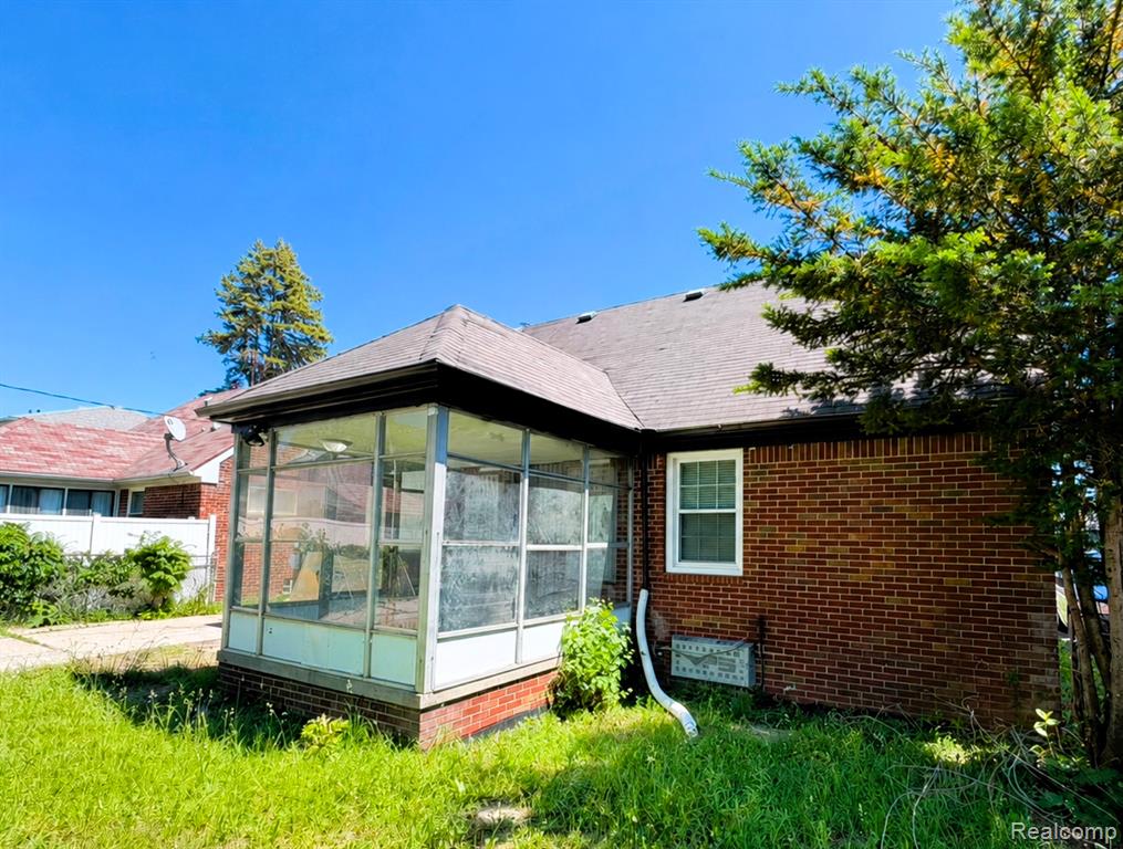 8573 E Outer Drive Property Photo 8