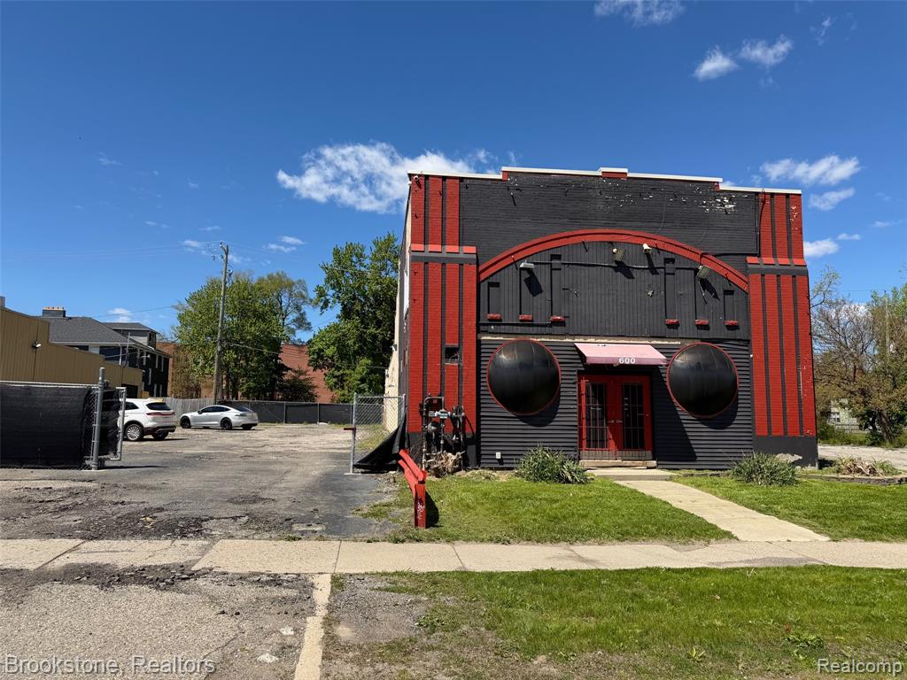 600 W Huron Street Property Photo 2