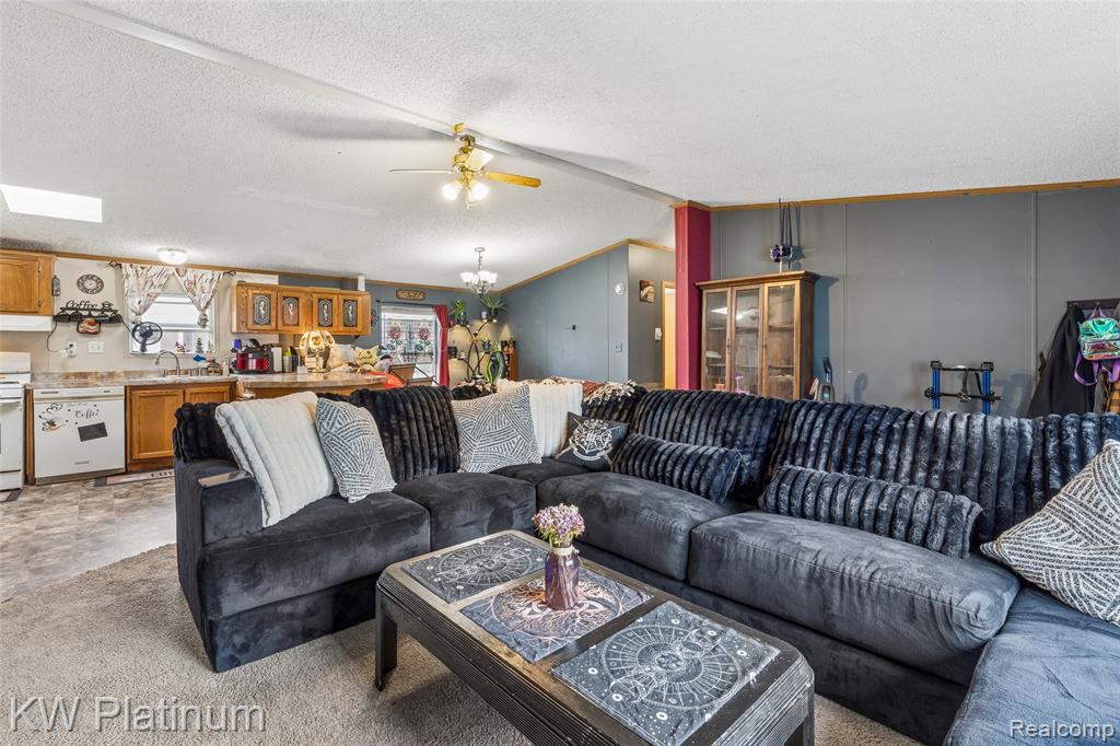23207 Fountain Property Photo 3