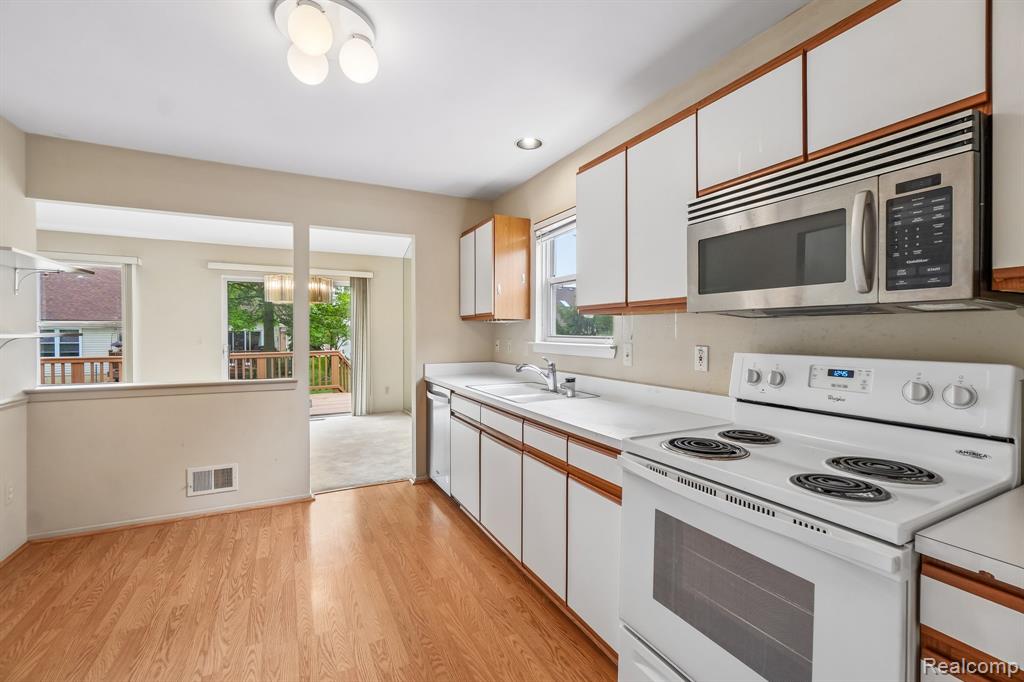 2053 Maplehurst Drive Property Photo 10