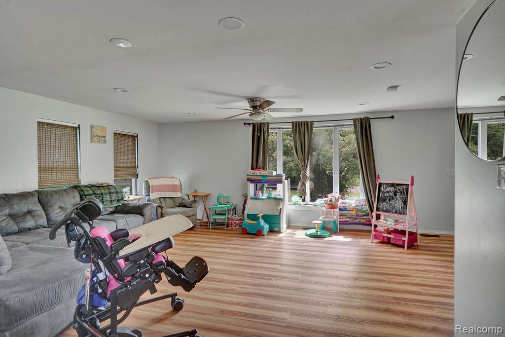 5607 Genesee Avenue Property Photo 3