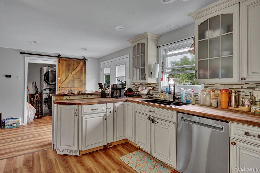 5607 Genesee Avenue Property Photo 7