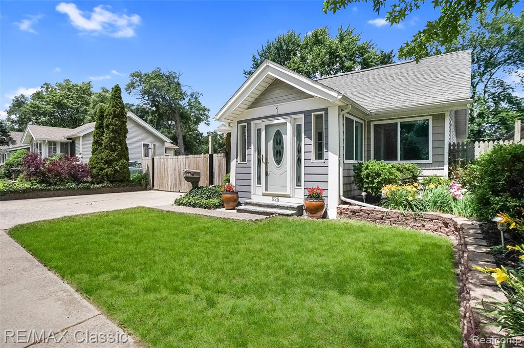 525 E Lewiston Avenue Property Photo 3