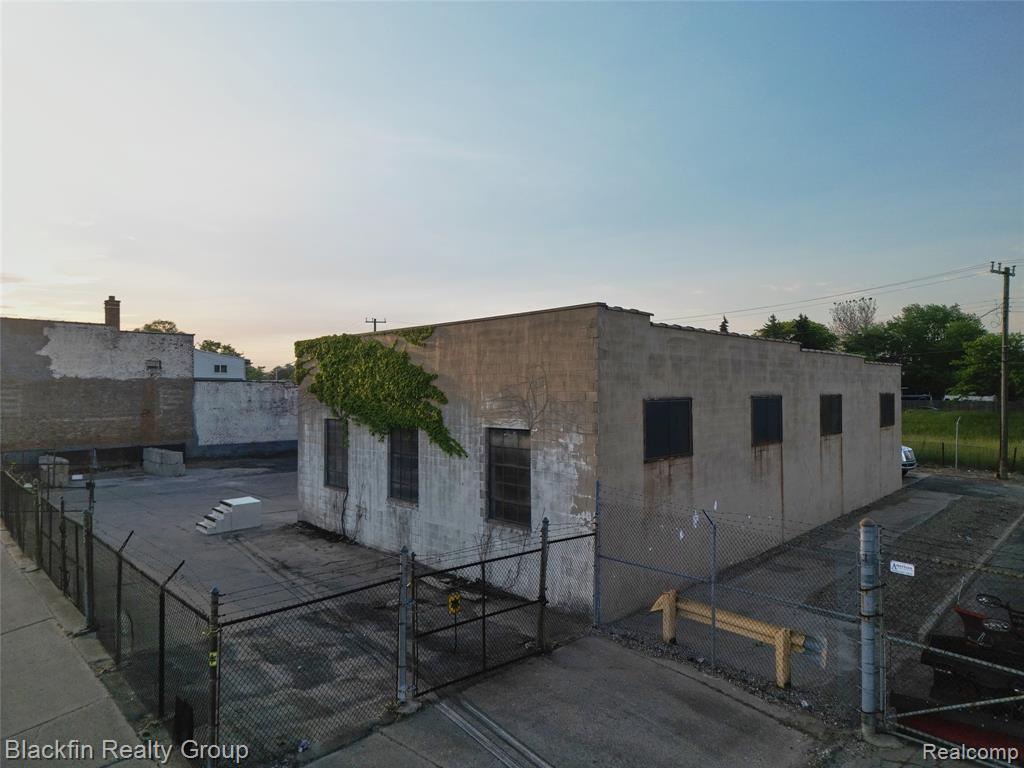15410 Harper Avenue Property Photo 3