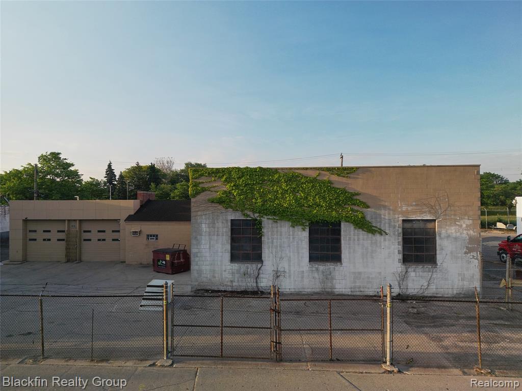 15410 Harper Avenue Property Photo 4