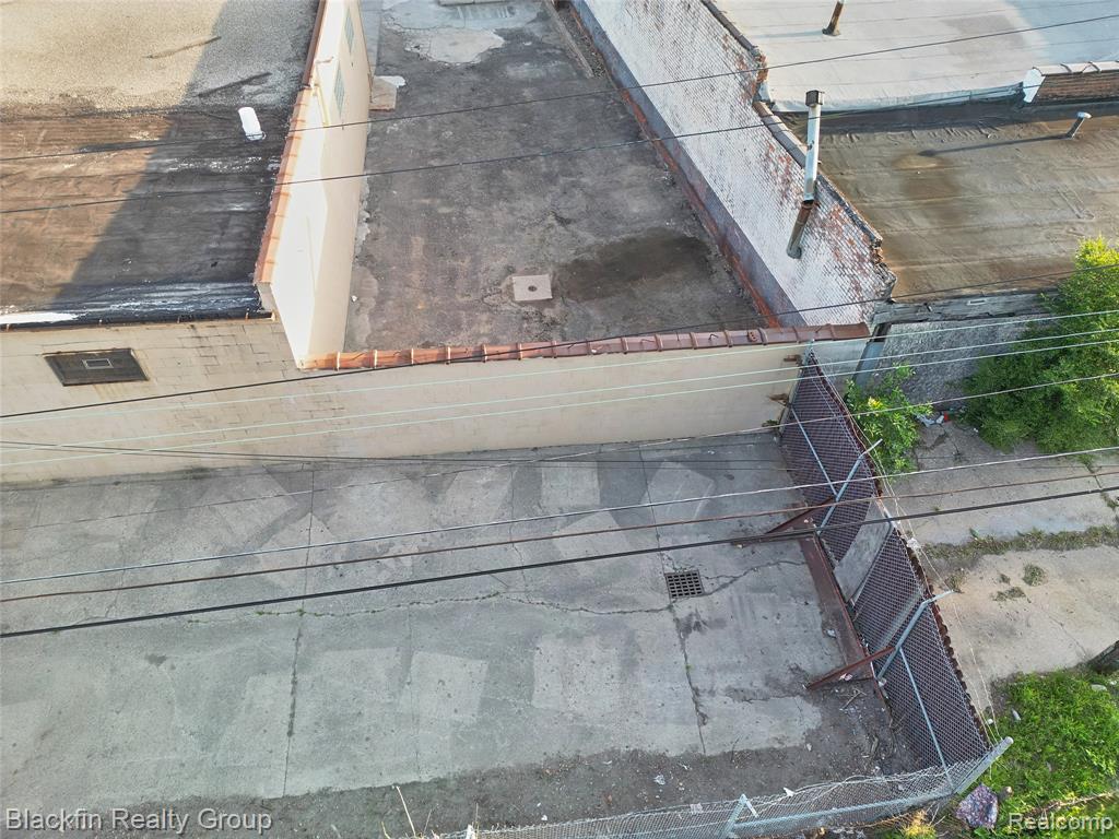 15410 Harper Avenue Property Photo 7