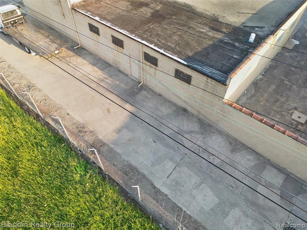 15410 Harper Avenue Property Photo 8