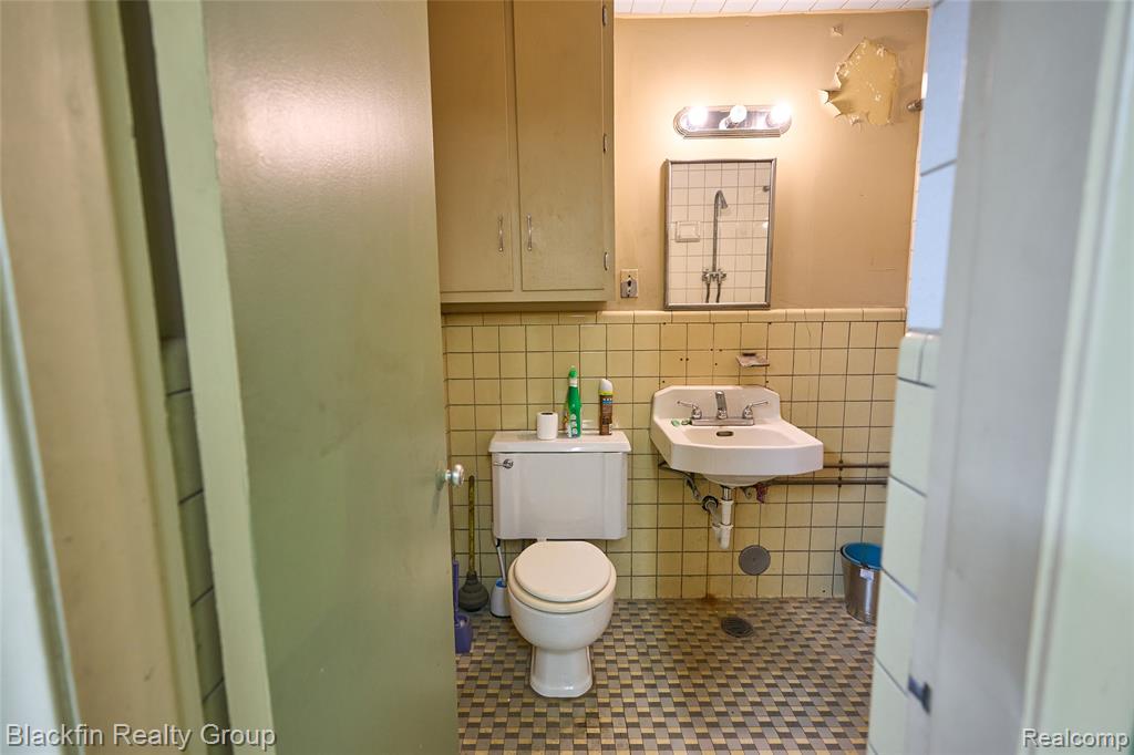 15410 Harper Avenue Property Photo 14