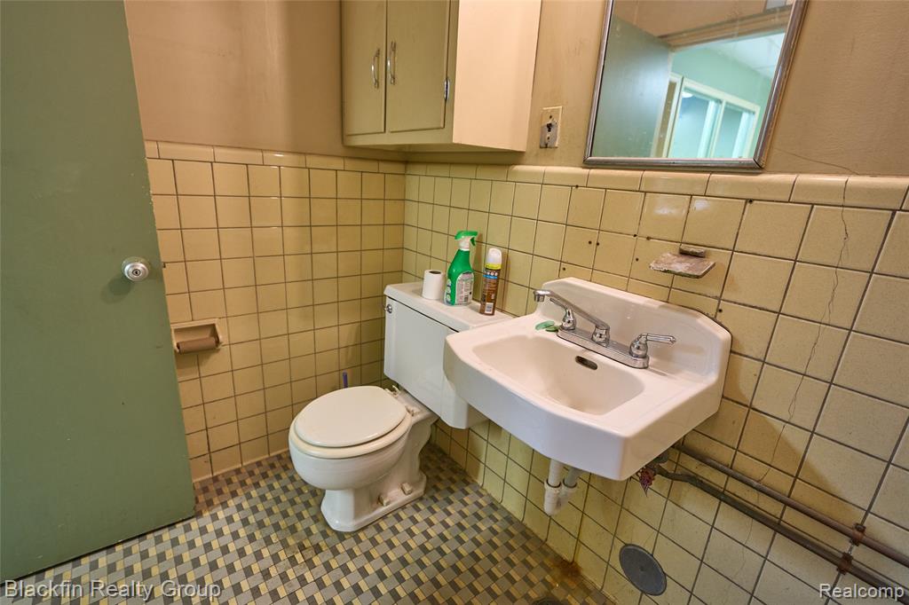 15410 Harper Avenue Property Photo 15