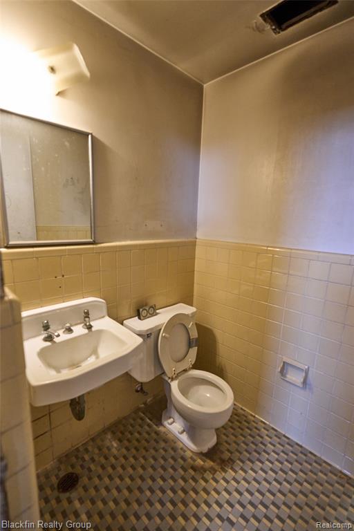 15410 Harper Avenue Property Photo 28