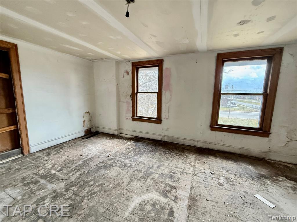 1092 E Grand Boulevard Property Photo 3