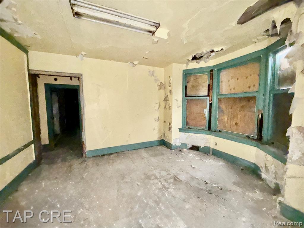 1092 E Grand Boulevard Property Photo 5