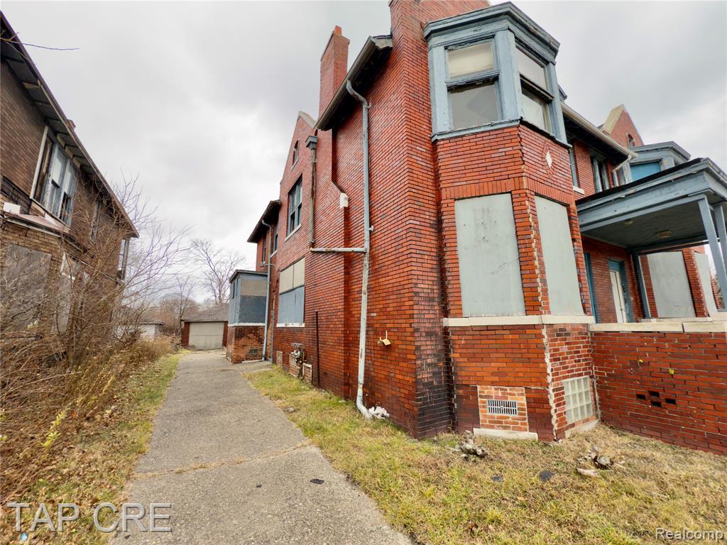 1092 E Grand Boulevard Property Photo 12