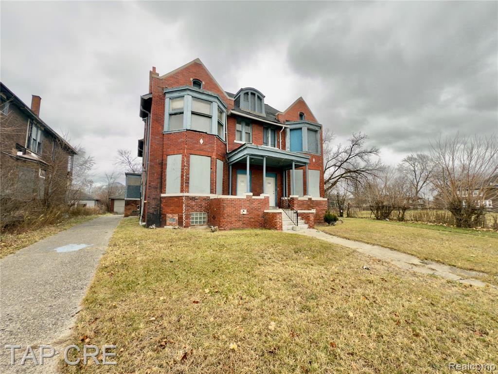 1092 E Grand Boulevard Property Photo 15