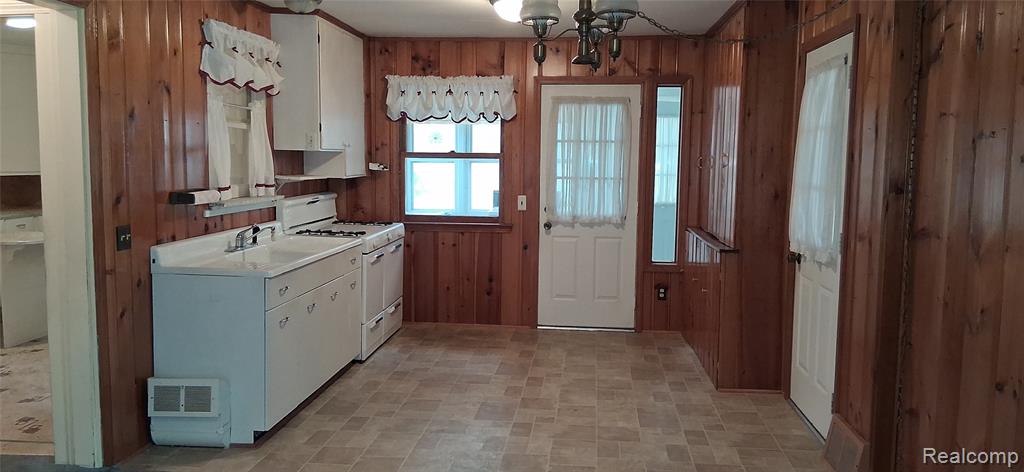 1810 Thorndale Street Property Photo 15