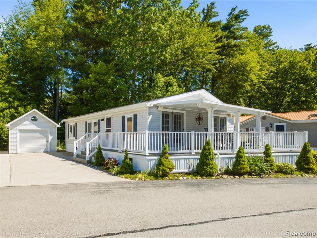 2545 Lakeshore Road Property Photo 1