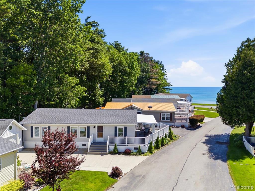 2545 Lakeshore Road Property Photo 2