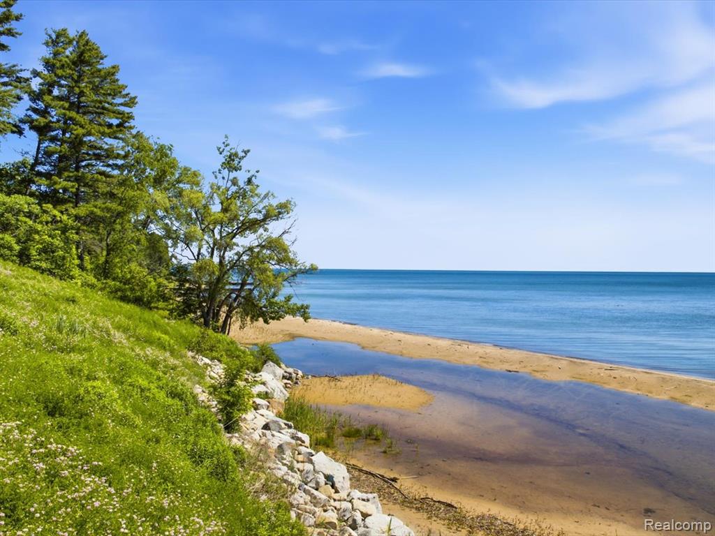 2545 Lakeshore Road Property Photo 5