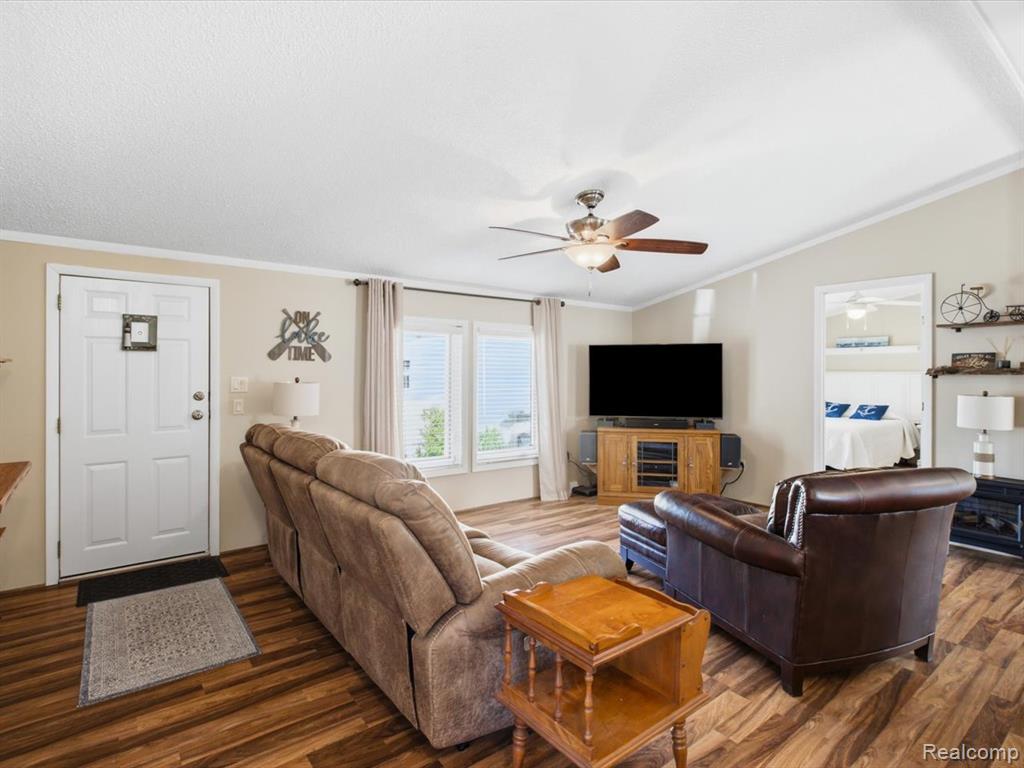 2545 Lakeshore Road Property Photo 15