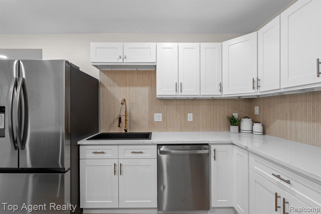 784 Barrington Road Property Photo 11